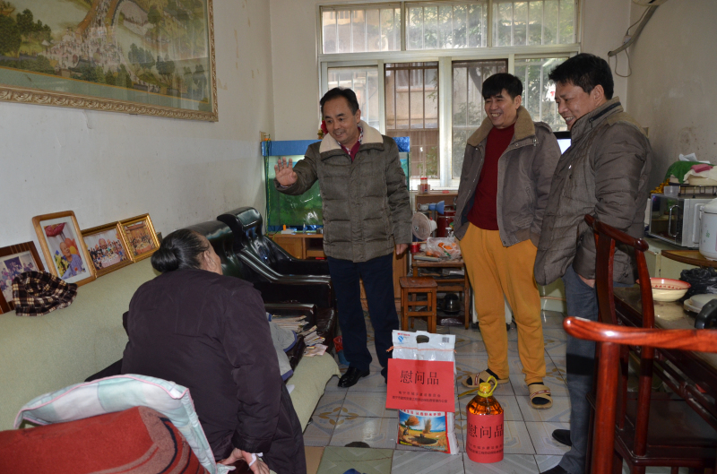 入户慰问长病卧床困难职工.jpg