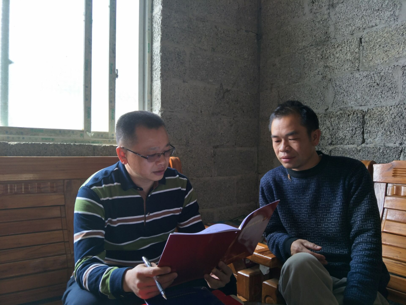 进行详细的数据收集和扶贫手册填写.jpg