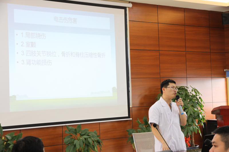 胡医生讲课.jpg