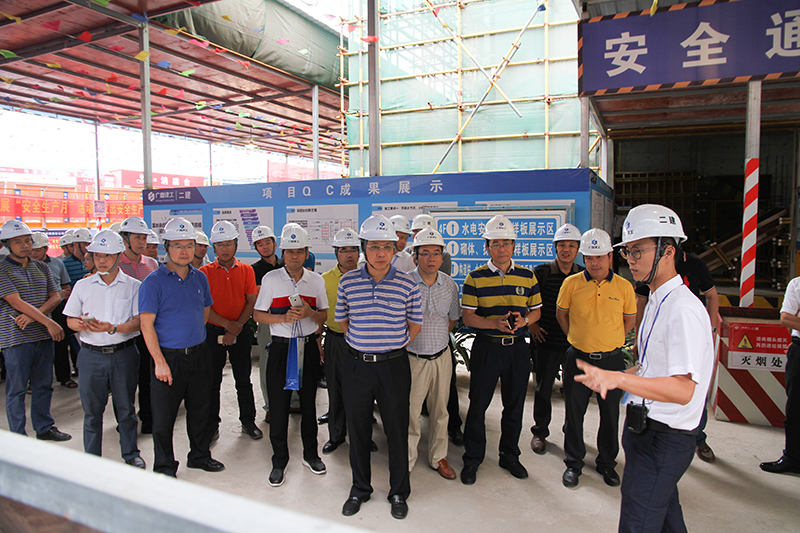 大家在讲解员的带领下参观项目.jpg