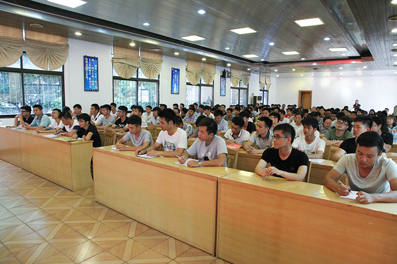 近200名新员工参加培训.jpg