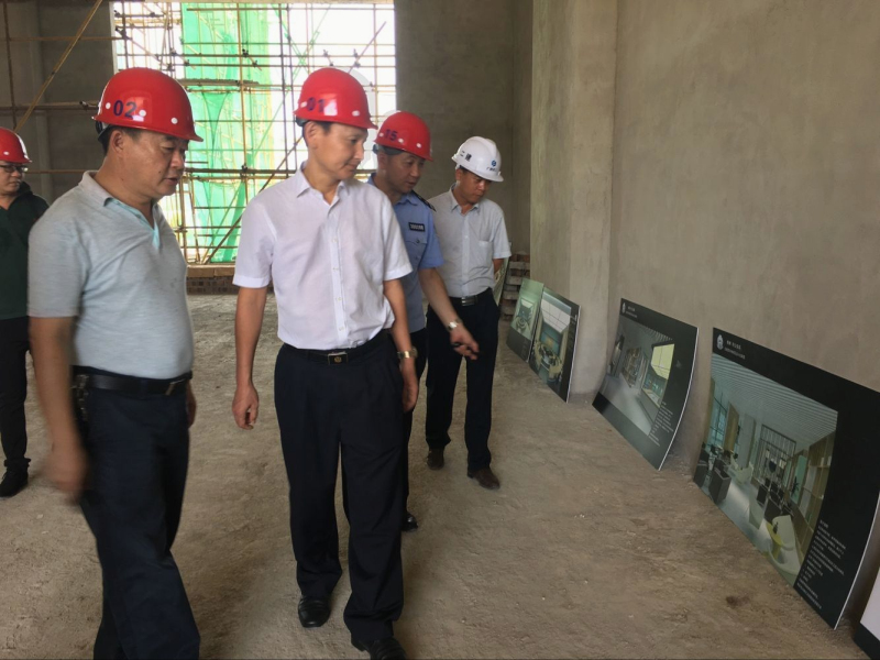 陈荣茂（左二）视察项目_编辑.jpg