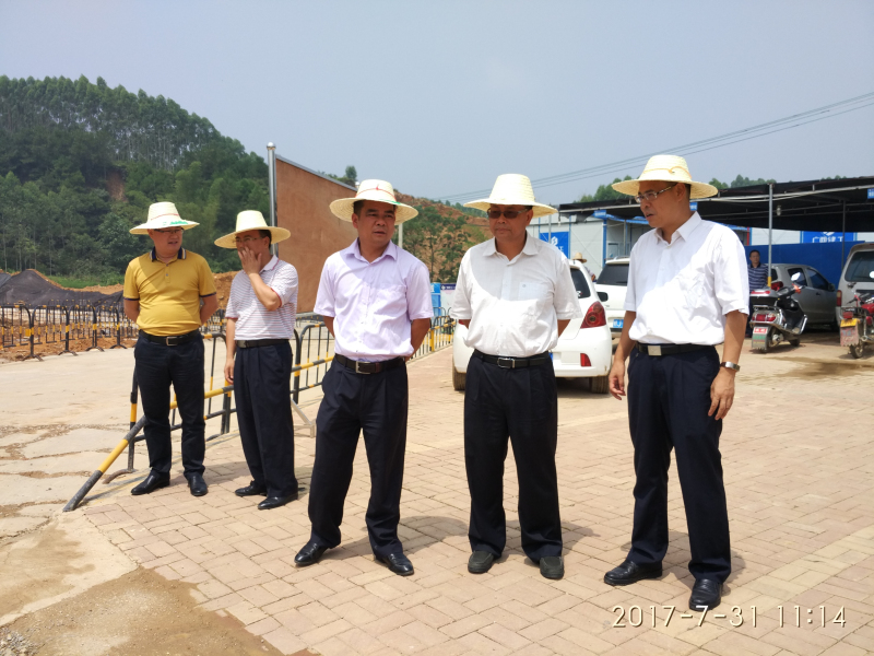 贺州市副市长刘国学（右二），贺州市八步区区长雷少华（右一），贺州市临贺建设投资集团有限公司董事长罗云超（右三）_编辑.jpg