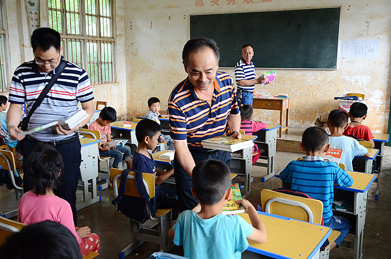 慰问组向甲赛小学学生发放图书.JPG