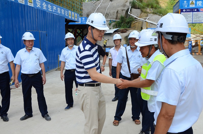 1506944651809987.jpg 金宁运董事长慰问项目员工.jpg