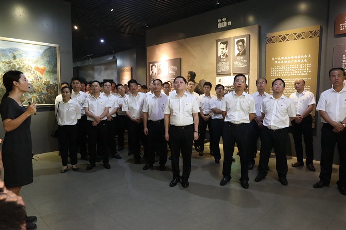 参观纪念馆_副本.jpg