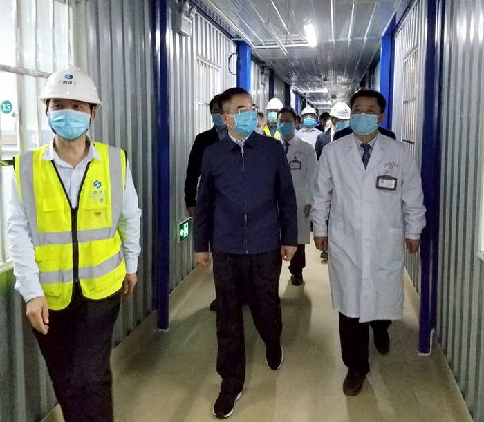 县领导在参建单位代表的陪同下参观病房区域_副本.jpg
