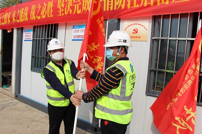 廖兴宇代表分公司党支部向临时党支部授“党员先锋队”旗.jpg
