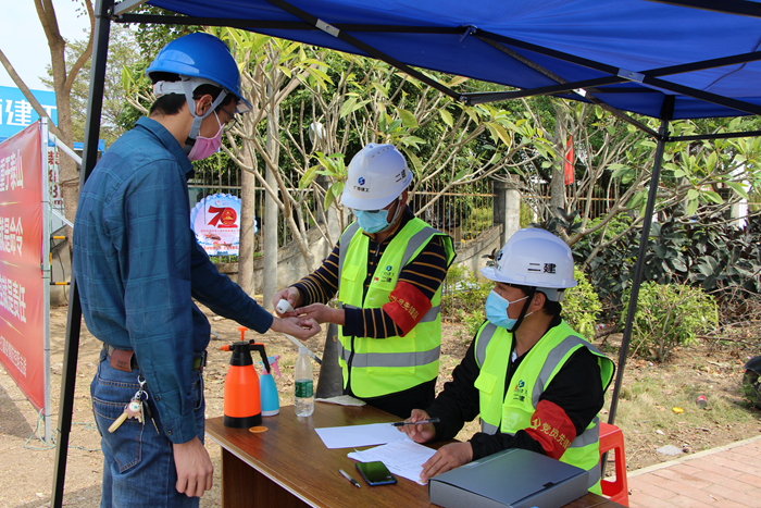 “红色桩基”品牌党支部设立党员先锋岗为农民工监测体温.jpg