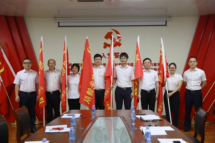 支部先锋“5+1”品牌启动授旗仪式.jpg