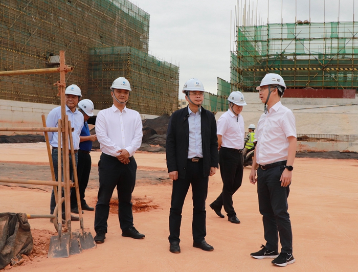 黄鼎龙董事长在项目视察工作_副本.jpg