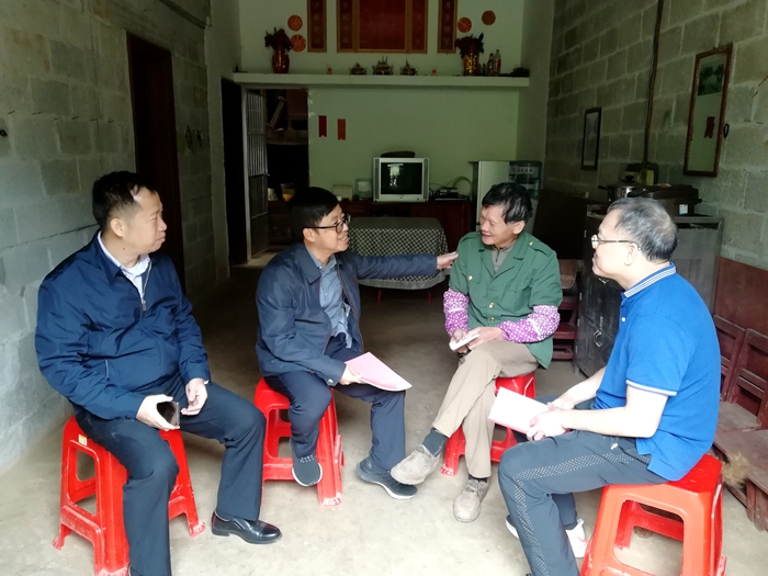 叶彤填写脱贫攻坚精准帮扶手册.jpg