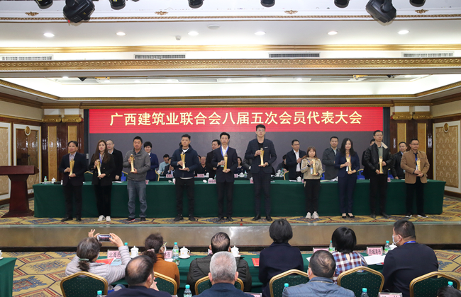 【修图】公司代表（右一）上台领广西真武阁杯奖（最高质量奖）.jpg