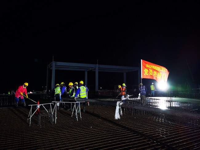 修图：钦州超薄玻璃基板深加工项目工人深夜在浇筑混凝土.jpg
