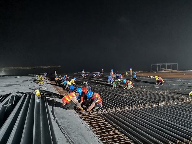 修图：钦州超薄玻璃基板深加工项目工人在绑扎钢筋.jpg