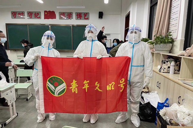 青年文明号员工协助核酸采样【修图】.jpg