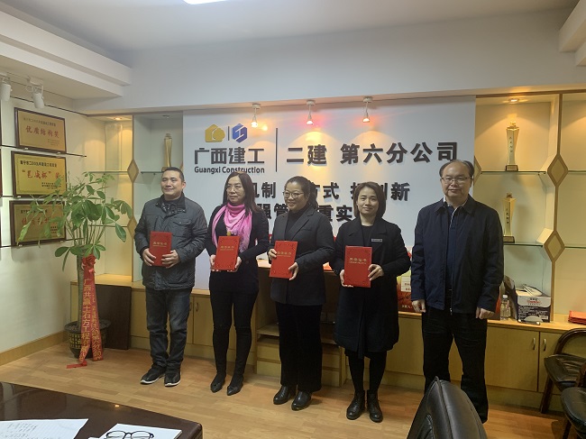 卢总为分公司先进集体代表颁奖-修图.jpg