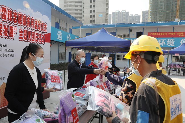 向送上农民工送上爱心书包.jpg