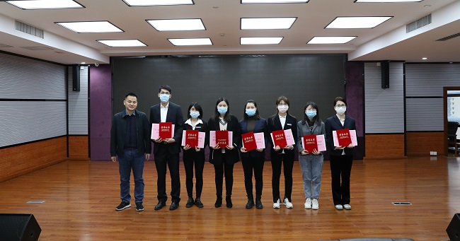 廖宏福为先进财务工作者颁奖3.jpg