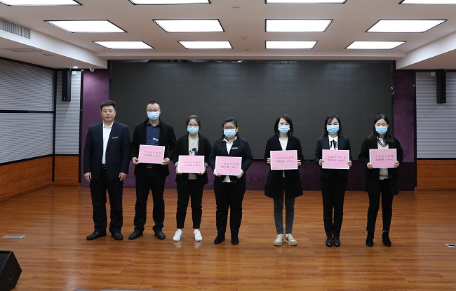 唐旭彬为通过会计技术资格考试个人颁奖.jpg
