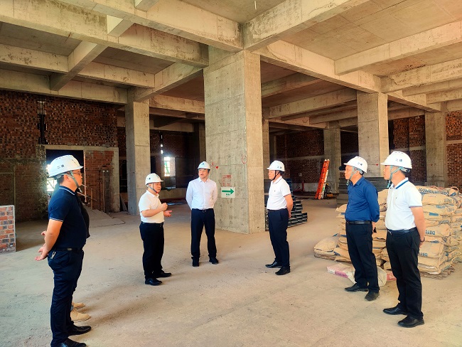 黄深红（左三）在第一分公司金秀瑶族自治县人民医院分院建设项目工程总承包项目现场指导 - 修图.jpg